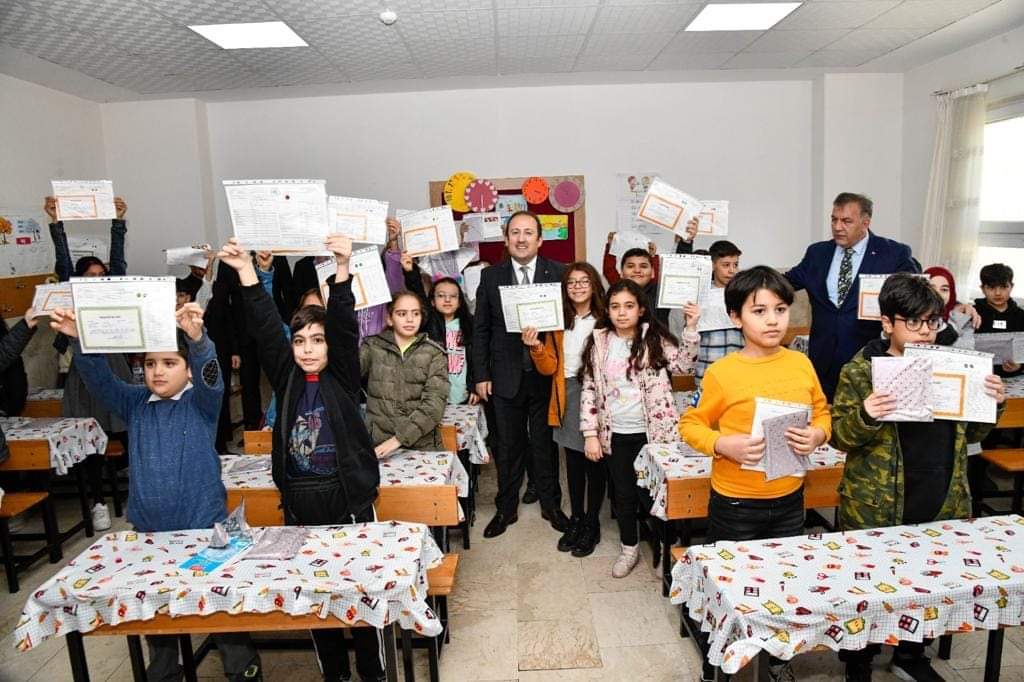 Vali Pehlivan, Öğrencilerin Karnelerini Dağıttı 