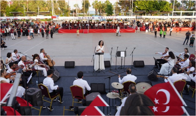 Mersin'de Kurtuluş Savaşı'nda Yedi Bölge Halk Oyunları Gösterisi