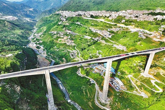 Dünyanın En Yüksek Köprüsü Trafiğe Açıldı