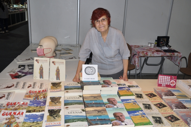 F.Saadet Bilir, CNR Mersin Kitap Fuarı'nda Kitaplarını İmzalıyor